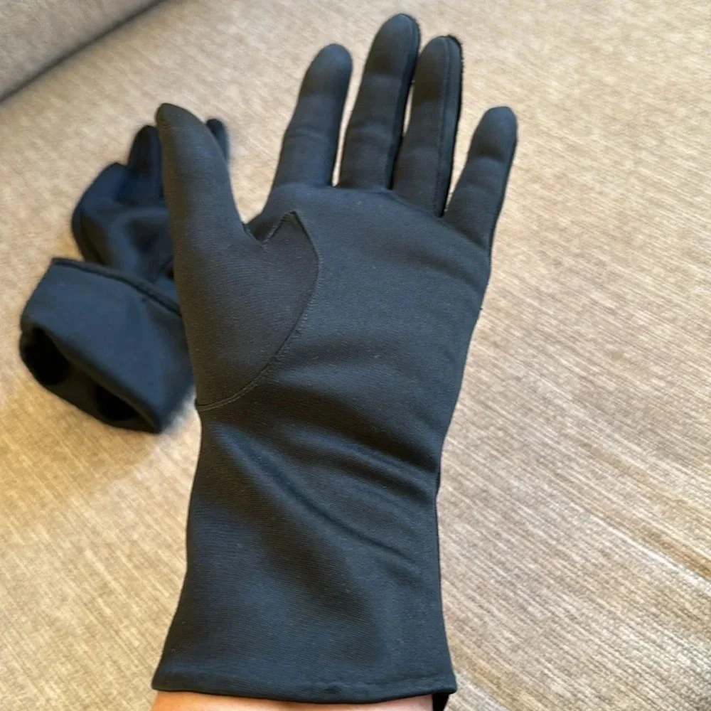 Beautiful pair of vintage black unlined gloves fit like a size medium / large